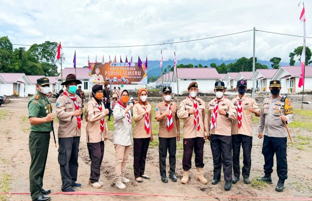 Foto : foto bersama Gubernur Jatim, Ketua Kwarda Gerakan Pramuka Jatim dan Jajaran Forkopimda Lumajang