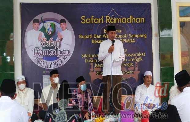 Foto : Wakil Bupati Sampang H Abdullah Hidayat saat memberikan  sambutan di Masjid Al Mubarokah Desa Jrengik
