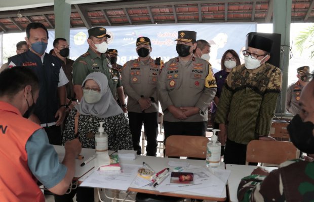 Foto: Kapolresta Malang Kota saat mendampingi Wakapolda Jatim tinjau vaksinasi massal.