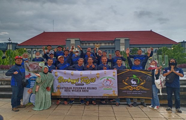 Foto: ASPEK Kota Batu usai membagikan takjil gratis di depan Balaikota Amongtani
