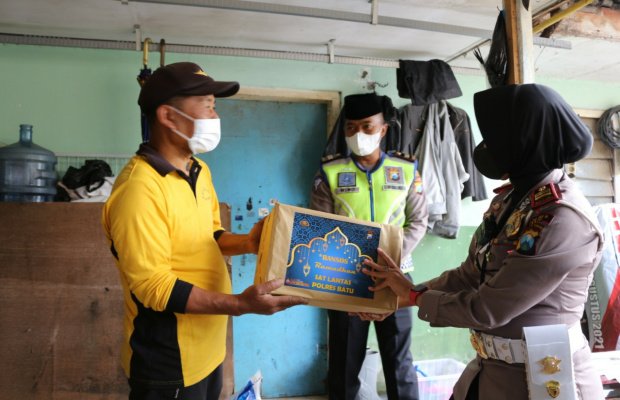 Foto: Kasat Lantas Polres Batu saat memberikan bantuan sembako kepada masyarakat terdampak bencana