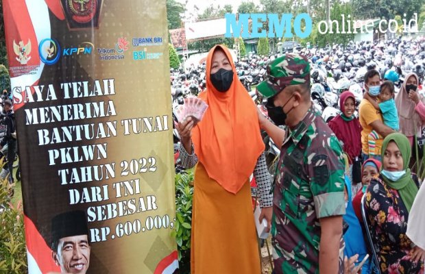 Foto : Salah Satu Penerima Bantuan Menunjukkan Uang Tunai 600 ribu Kepada Dandim 0826 Pamekasan dan Awak Media.   