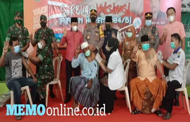 Foto: Sekdakab Pamekasan Bersama Dandim 0826 dan Kapolres Saat Pantau Langsung Vaksinasi di Pasean