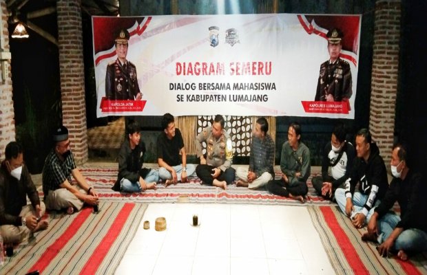 Foto : Kapolres Lumajang berdialog, didampingi Kasat Intel bersama anggota