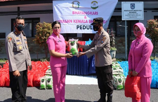 Foto : Penyerahan bantuan secara simbolis