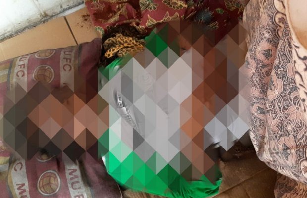 Foto: Mayat tanpa identitas yang ditemukan warga di pertokoan Parung