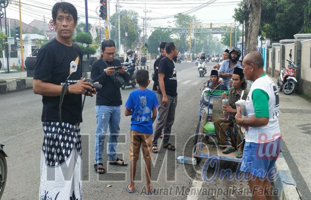 Foto : Anggota PWS saat memberikan takjil ke para abang becak di jalan Jaksa Agung Suprapto kota Sampang