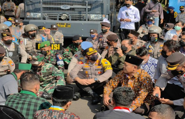 Foto: Kapolresta Malang Kota, Ketua DPRD, dan Dandim saat duduk lesehan bersama pengunjuk rasa.