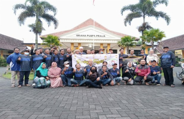 Foto: Suasana saat sesi foto bersama usai membagikan takjil.