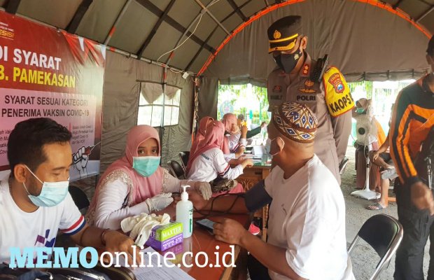 Foto: Kapolres Pamekasan Pantau Vaksinasi di Pos Terpadu di Monumen Arek Lancor