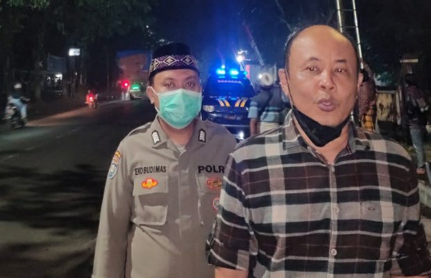 Foto: Pemasangan baliho rambu rambu oleh Komunitas Kencong Kota Tua serta Polsek Kencong Polres Jember.