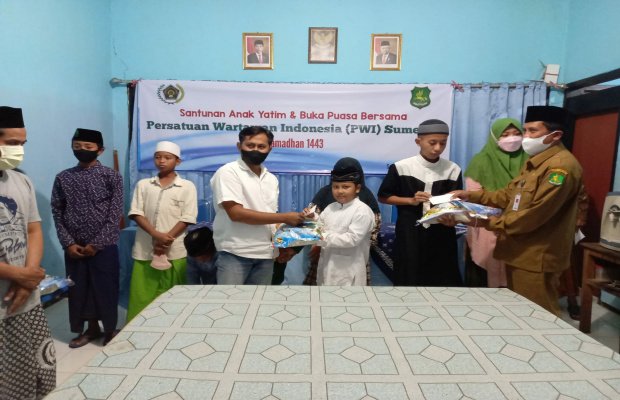 Foto: Ketua PWI Sumenep saat memberikan santunan pada anak yatim