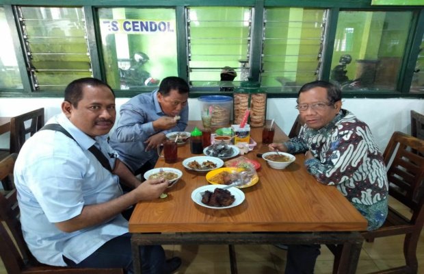 Foto: H. Syafei saat bersama Mahfud MD dan H. Marjuki