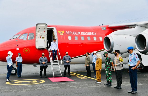 Foto: Presiden Joko Widodo saat turun dari pesawat Kepresidenan di Bandara Trunojoyo Sumenep