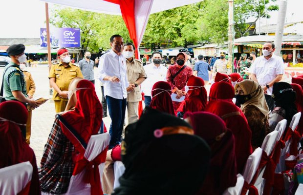 Foto: Presiden Jokowi saat menyapa warga Sumenep di Pasar Bangkak