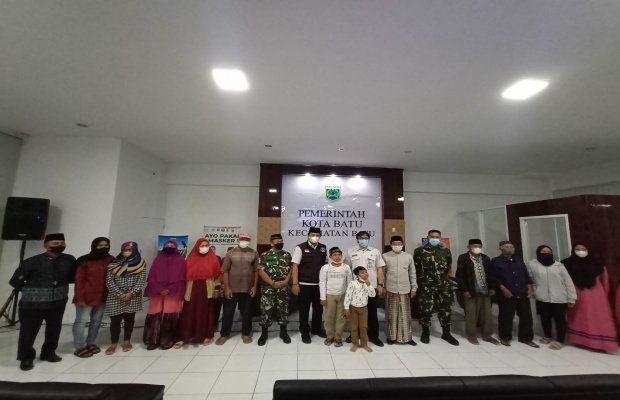 Foto: Sesi foto bersama usai kegiatan santunan kepada anak yatim piatu dan janda solehah.