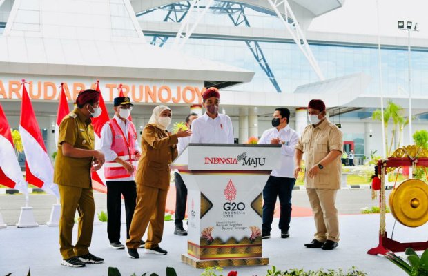 Foto: Presiden Jokowi saat memberikan sambutan pada peresmian Bandara Trunojoyo Sumenep