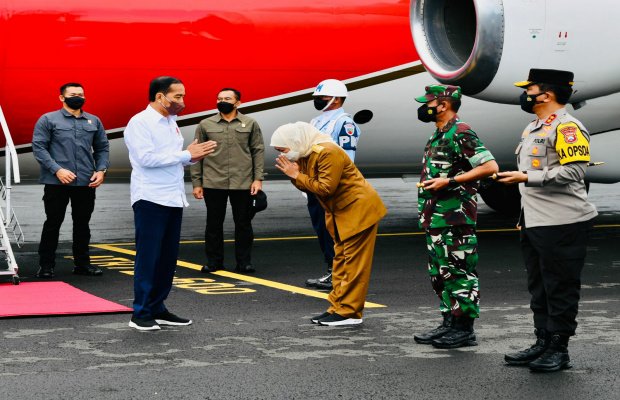 Foto: Presiden Jokowi disambut Gubernur Jawa Timur di Bandara Trunojoyo Sumenep