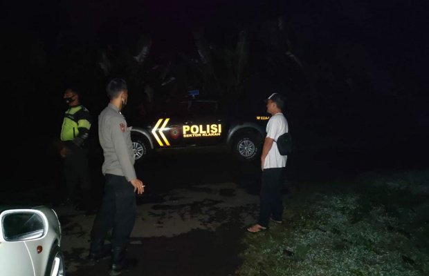 Foto : patroli malam, anggota Polsek Klakah saat berada disimpang jalan penghubung antar dusun