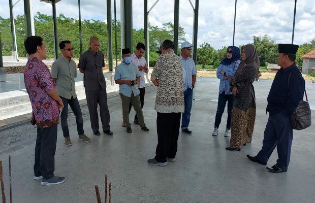 Foto: Ketua dan anggota Pansus DPRD Sumenep saat sidak gedung KIHT di Kecamatan Guluk-guluk