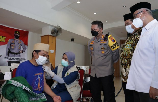 Foto: Kapolresta Malang Kota saat meninjau langsung jalannya vaksinasi booster.