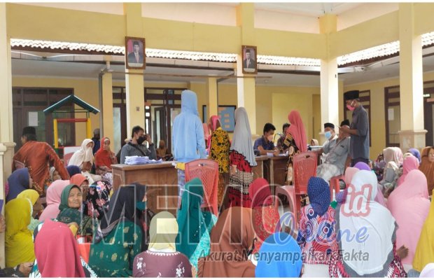 Foto : Para KPM saat menerima bantuan di Balai Desa Noreh