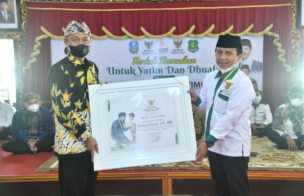 Foto: Penyerahan anugerah gelar Abul Yatama Dari Baznas oleh Ketua Baznas kepada Sekdakab Sumenep