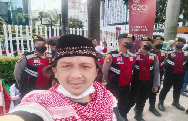 Foto: Gus Ali saat unras di depan gedung BUMN Jakarta