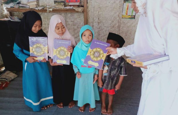 Foto: Santri Ngaji Yang Menerima Kitab Suci Alqur'an dari Pengurus PIJP