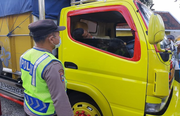Foto: Bhabinkamtibmas  joko saat lihat kondisi korban