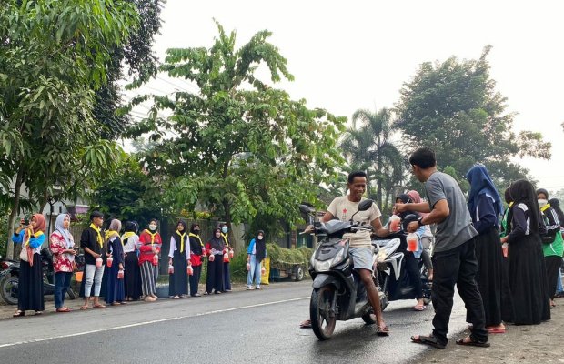 Foto: Bagikan santunan untuk 30 anak yatim sekaligus bagikan 400 takjil