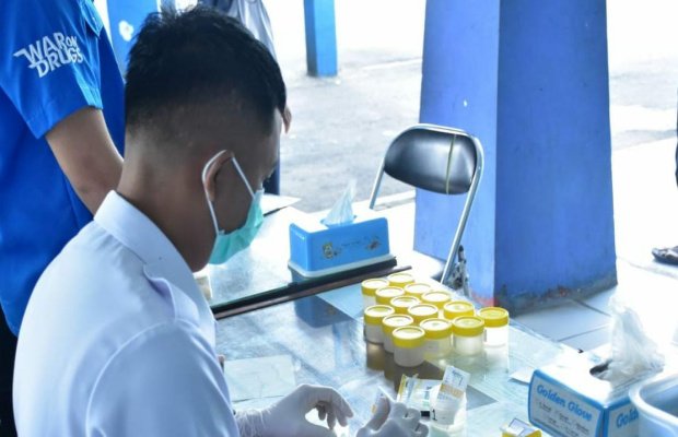 Foto : petugas melakukan cek urine para sopir bus