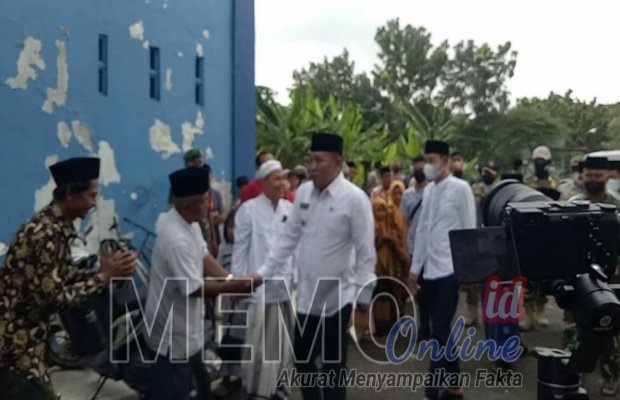 Foto : Bupati Sampang,  H Slamet Junaidi saat menjemput   eks Syiah di Sidoarjo