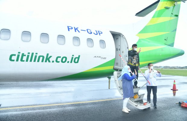 Foto: Bupati Fauzi saat akan mengangkasa bersama Maskapai Citilink
