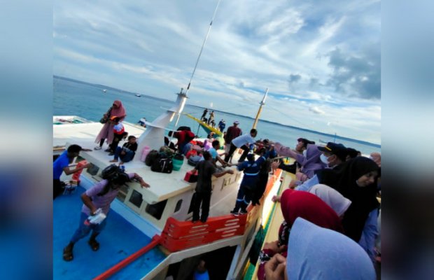 Foto: Penumpang dan kondisi KM Sabuk Nusantara 91 yang kandas di Pulau Setabok