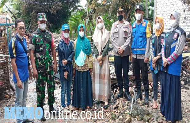 Foto: Forkopimka Galis Bersama Kades Ponteh Berada di Lokasi Rumah Sumyani