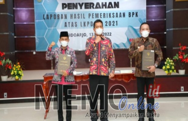 Foto : Bupati Sampang (Kanan) saat menerima Opini WTP di kantor BPK RI perwakilan Jawa Timur di Sidoarjo