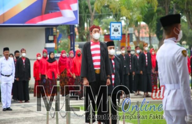 Foto : Wakil Bupati Sampang H Abdullah Hidayat pimpin upacara Hardiknas di halaman Pemkab Sampang
