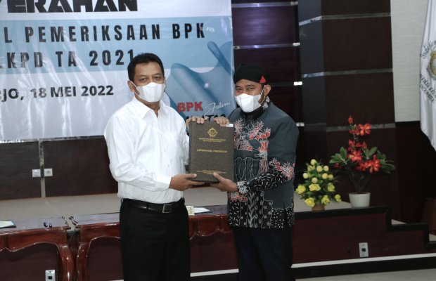 Foto: Bupati Sumenep Ach. Fauzi saat menerima pengharhagaan WTP dari Badan Pemeriksa Keuangan (BPK) Republik Indonesia (RI)