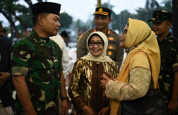 Foto: Kasad Dudung bersama Bupati Jombang