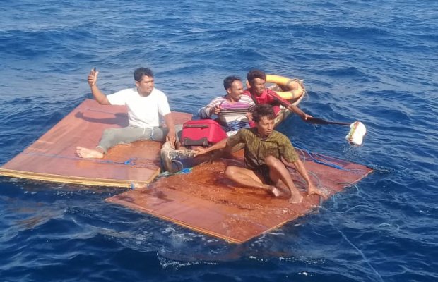 Foto: Empat kru kapal yang terdiri dari satu nahkod dan tiga ABK terombang ambing di laut