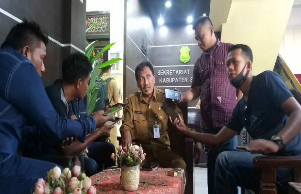 Foto: Sejumlah awak media saat konfirmasi masalah tambak udang ilegal