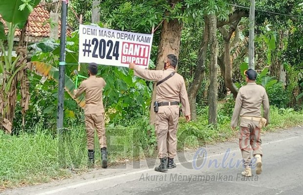 Foto : Banner saat diturunkan oleh Satpol PP Kabupaten Sampang