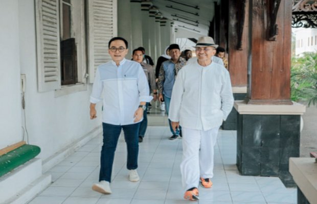 Foto: Dahlan Iskan saat akan memberikan materi dalam acara serasehan di Mandhapa Aghung Ronggosukowati