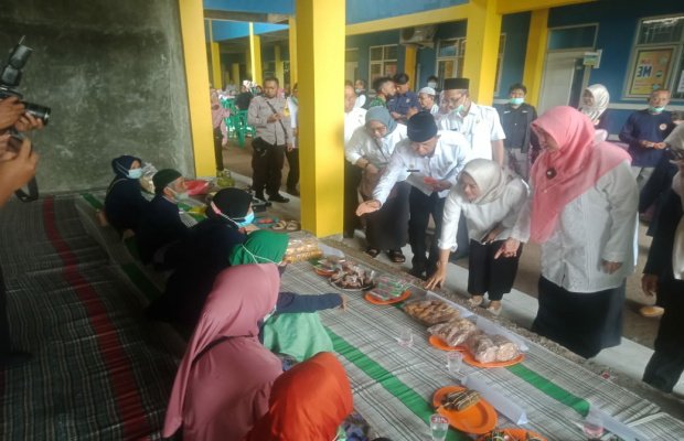 Foto: Kadinsos saat mencicipi kue cucur 