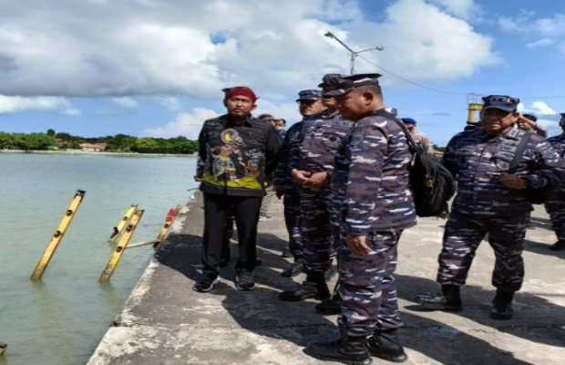 Foto: Bupati Sumenep bersama sejumlah petinggi TNI AL