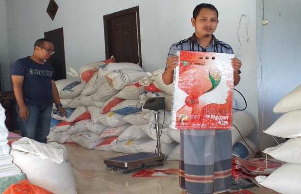 Foto: Ibnu Hajar, wartawan senior Sumenep dan anggota keluarga Sugiyati menunjunjukkan karung beras ASN