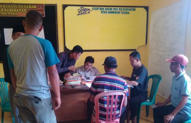 Foto: Saat pengambilan sertifikat tanah di ruangan Desa Gambiran