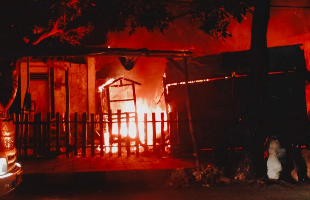 Foto : lokasi kejadian kebarakan warung milik Mujiburrahman di Jalan Raya Bugih, Kabupaten Pamekasan