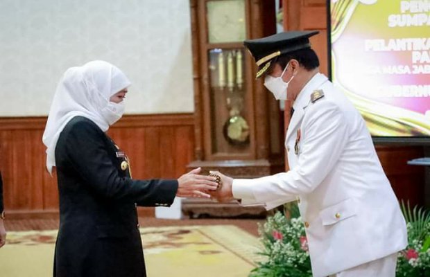 Foto : Pelantikan Wakil Bupati Pamekasan Fattah Jasin oleh Gubernur Jatim Khofifah Indar Parawansa di Gedung Negara Grahadi Surabaya, Senin (30/5/2022) malam.
